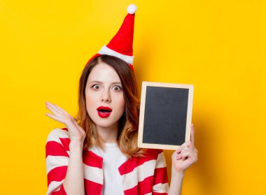 Yazı tahtası olan Kızıl saçlı kadın