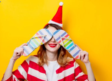 Kızıl saçlı kadın ile flip flop