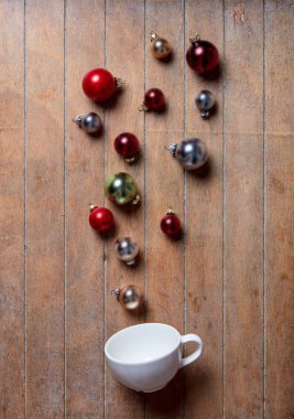 Noel baubles ile beyaz fincan 