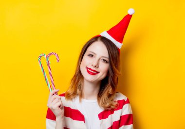 Şeker kamışı ile Kızıl saçlı kadın