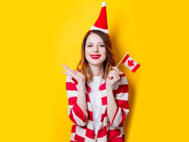 Kanada bayrağı olan Kızıl saçlı kadın