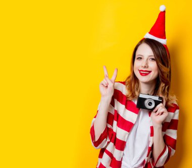 Kızıl saçlı kadın vintage fotoğraf makinesi ile