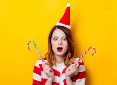 Şeker kamışı ile Kızıl saçlı kadın