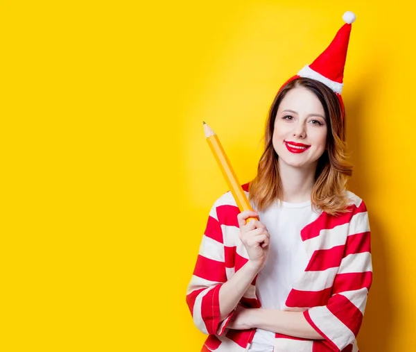 Roodharige vrouw met grote potlood — Stockfoto