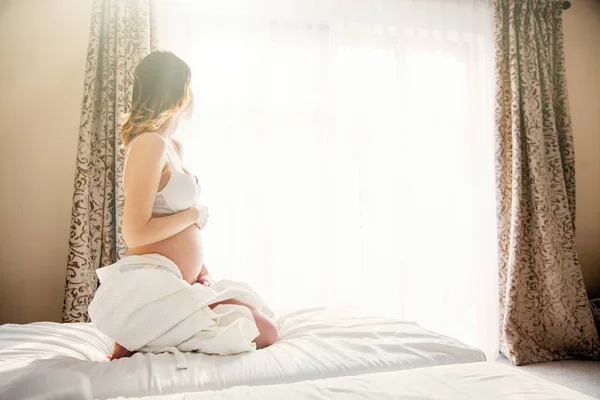 Беременная женщина просыпается утром — стоковое фото