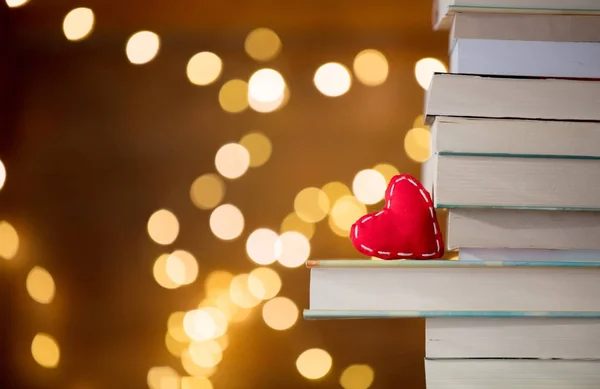 Stapel boeken en fairy lichten — Stockfoto