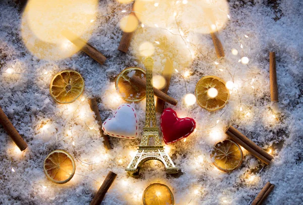 Eiffelturmspielzeug mit zwei Herzen — Stockfoto
