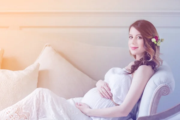 Femme enceinte en robe blanche — Photo