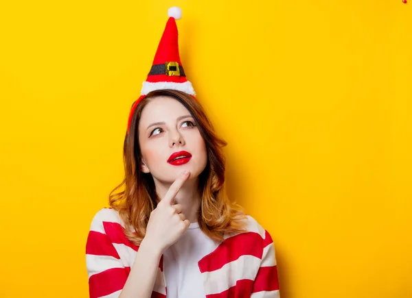 サンタ クロースの帽子の赤毛の女性 — ストック写真