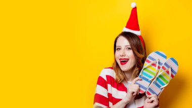 Kızıl saçlı kadın ile flip flop