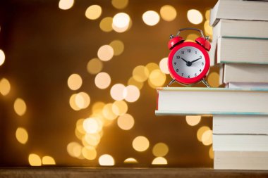 Çalar saat ve yığın kitap 