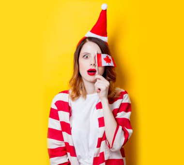 Kanada bayrağı olan Kızıl saçlı kadın