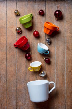 Renkli bardak Noel baubles ile 