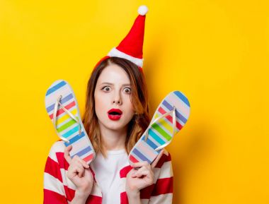 Kızıl saçlı kadın ile flip flop