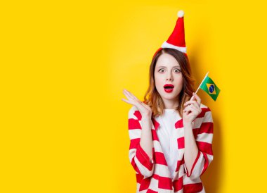 Kızıl saçlı kadın Brasil bayrak ile