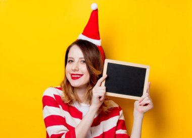 Yazı tahtası olan Kızıl saçlı kadın