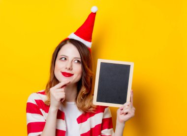 Yazı tahtası olan Kızıl saçlı kadın