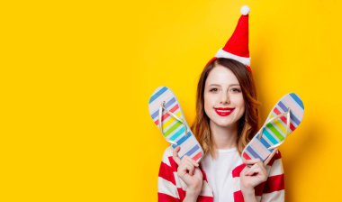 Kızıl saçlı kadın ile flip flop