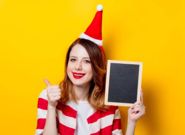 Yazı tahtası olan Kızıl saçlı kadın