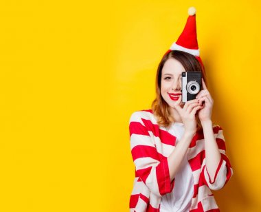 Kızıl saçlı kadın vintage fotoğraf makinesi ile