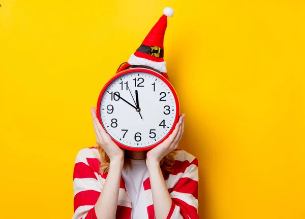 Cappello donna in Babbo Natale con orologio — Foto Stock