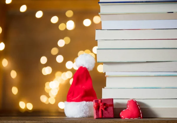 Bücherstapel auf Lichterketten — Stockfoto