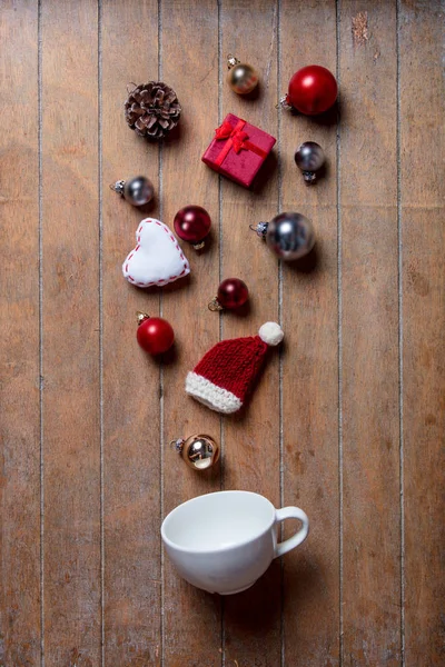 白色杯子和圣诞节礼物 — 图库照片