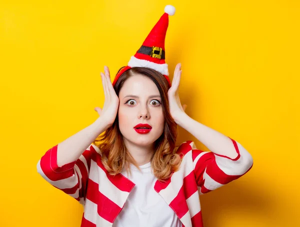 Mulher ruiva em chapéu de Papai Noel — Fotografia de Stock