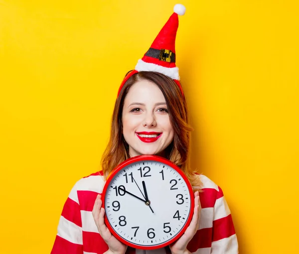 Mujer en Santa Claus sombrero con reloj — Foto de Stock