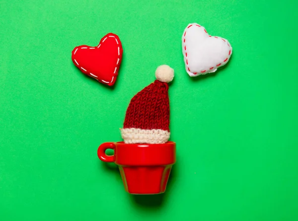 Red cup and Christmas hat — Stock Photo, Image