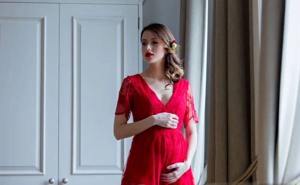 Έγκυος γυναίκα να στέκεται στην αίθουσα — Φωτογραφία Αρχείου