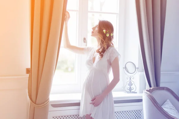 Pregnant woman in white dress — Stock Photo, Image