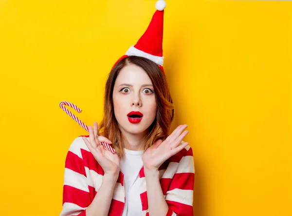 Жінка в Санта-Клауса капелюх з цукерка — стокове фото