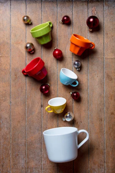 Renkli bardak Noel baubles ile 