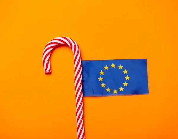 Jul godis sockerrör och flagga — Stockfoto
