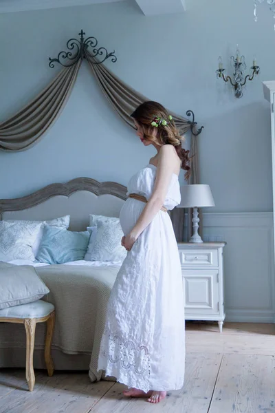 Mulher grávida em vestido branco — Fotografia de Stock