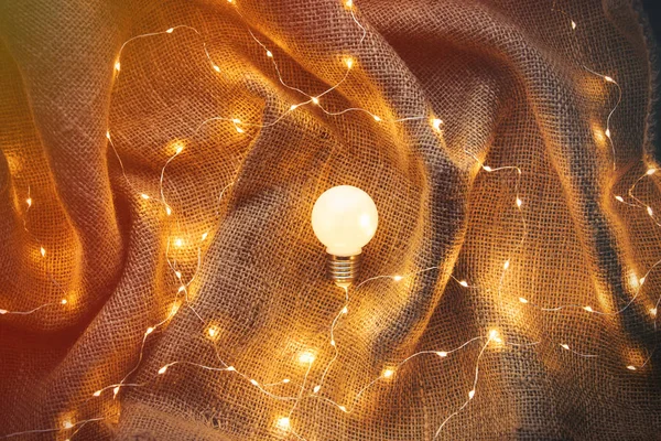 Ampul lamba ve peri ışıkları — Stok fotoğraf