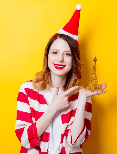 Kvinna med Eiffel tornet gåva — Stockfoto
