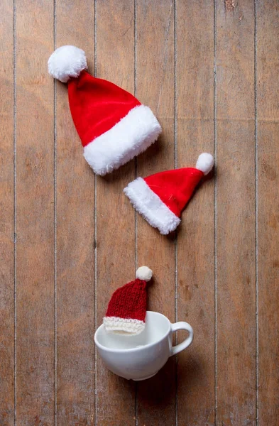 Tazza bianca e cappelli di Natale — Foto Stock