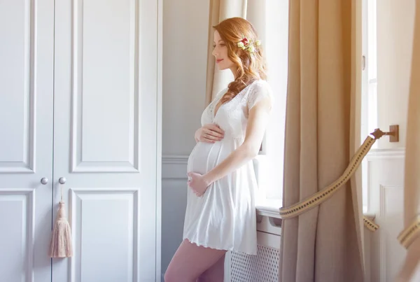 Mujer embarazada en vestido blanco — Foto de Stock