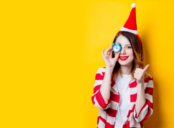 Mulher em santa claus chapéu — Fotografia de Stock