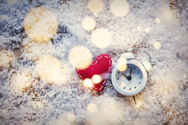 Juguete en forma de corazón y luces de hadas — Foto de Stock