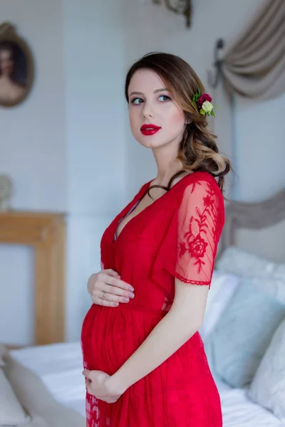 Donna incinta in piedi in camera — Foto Stock