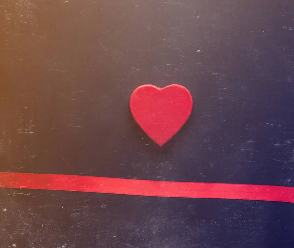 Καρδιά Box Σχήμα Και Κορδέλα Στις Γρατσουνιές Γκρι Φόντο — Φωτογραφία Αρχείου