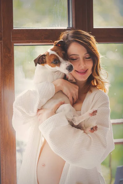 Jonge Zwangere Vrouw Wit Ondergoed Met Schattige Hond Buurt Van — Stockfoto