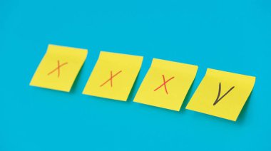 Renkli çıkartmaları ile başarısız olur ve bir closeup ascend üzerinde mavi arka plan