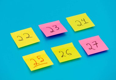 Renkli çıkartmaları ile mavi arka plan üzerinde Noel gün önce sayma sayıları