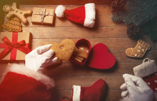 Santa Claus Envuelve Regalos Navidad Galletas Sobre Fondo Madera Antes —  Fotos de Stock