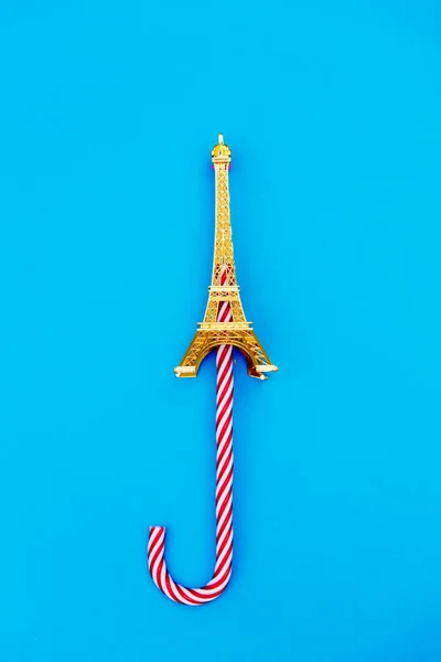 Karácsonyi Candy Cane Eiffel Torony Szuvenír Kék Háttér — Stock Fotó