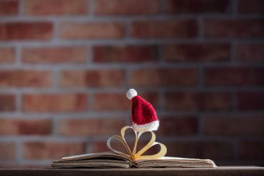 Noel Baba Noel şapka ve eski kitaplar 